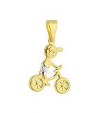 PS0513 Pingente folheado a ouro em forma de menininho na bicicleta c/ aplique de prata